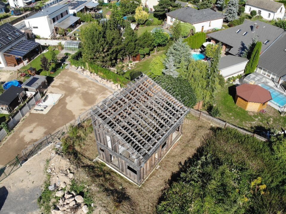 Prodej rovinatého pozemku (266 m2) v Kostelci nad Černými lesy!