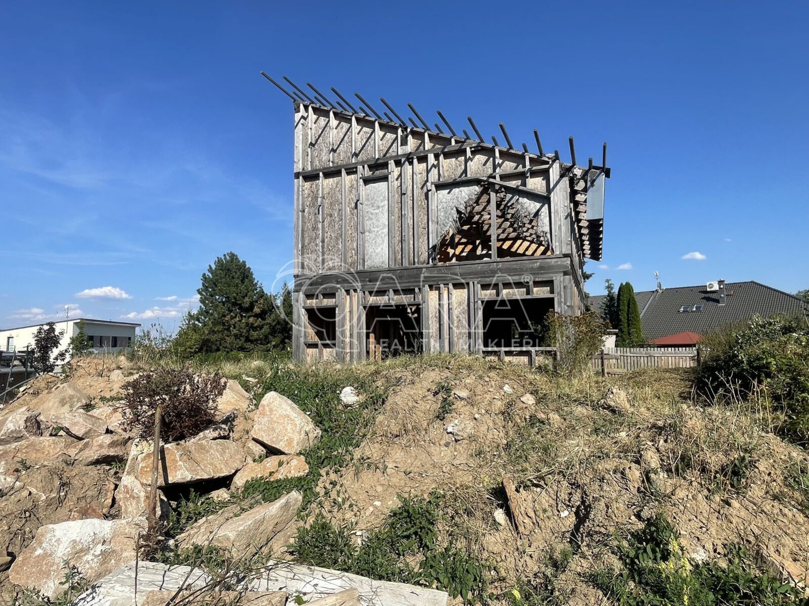 Prodej rovinatého pozemku (266 m2) v Kostelci nad Černými lesy!